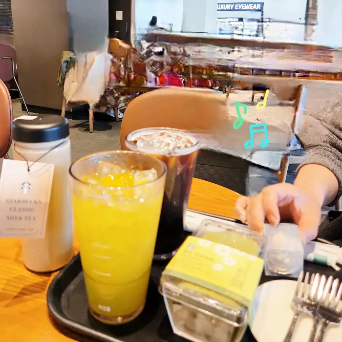 스타벅스 딸기 케이크와 음료