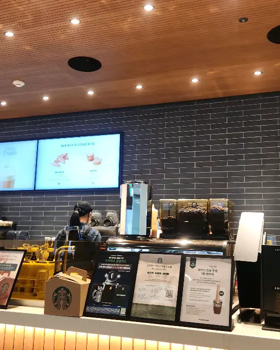 스타벅스 매장 내부의 바 카운터와 디스플레이