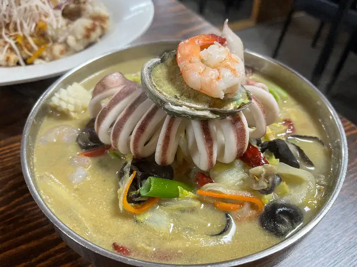 백짬뽕 속 풍부한 해산물 클로즈업