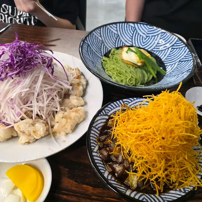 노란 고구마 튀김이 듬뿍 올라간 간짜장