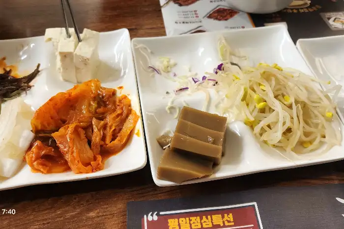 두부와 김치, 묵 등 다양한 반찬