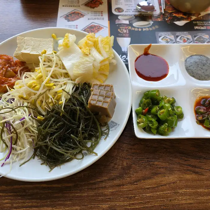 샐러드바의 다양한 메뉴