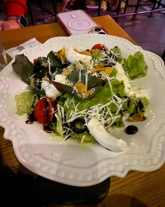 신선한 채소와 치즈가 듬뿍 올라간 샐러드