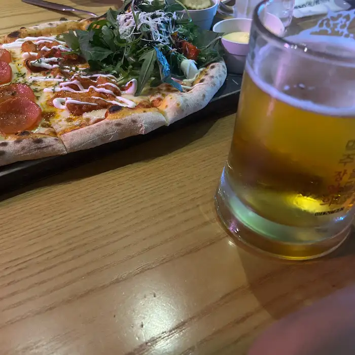 테이블에 놓인 피자와 맥주