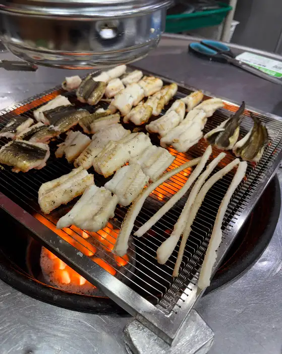 연탄불 위에서 구워지고 있는 아나고