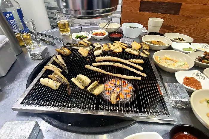 다 구워져 먹음직스러운 아나고와 곁들임 반찬