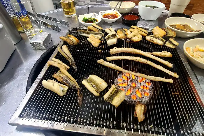 구워진 아나고 조각을 클로즈업한 모습