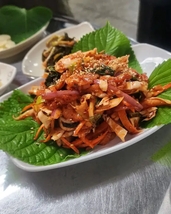 신선한 채소와 함께 버무려진 샐러드/무침 요리