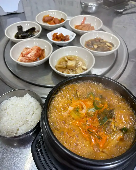 따뜻한 밥과 함께 나온 장어탕