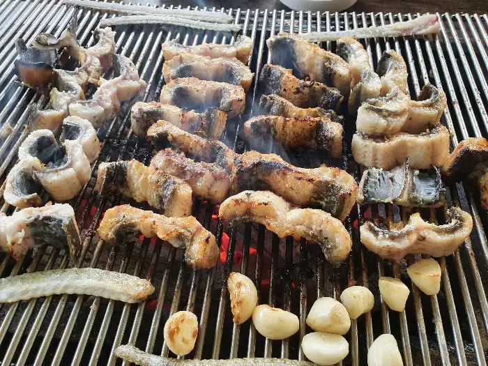 장어구이와 함께 곁들여 먹기 좋은 다양한 밑반찬들