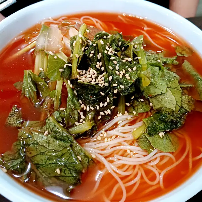 푸짐하게 담긴 열무국수 한 그릇