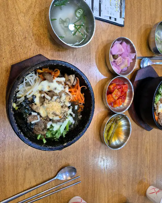 돌솥비빔밥과 반찬