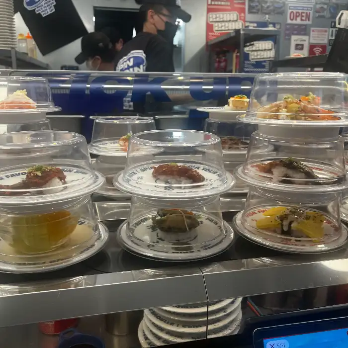 레일 위를 도는 다양한 초밥들