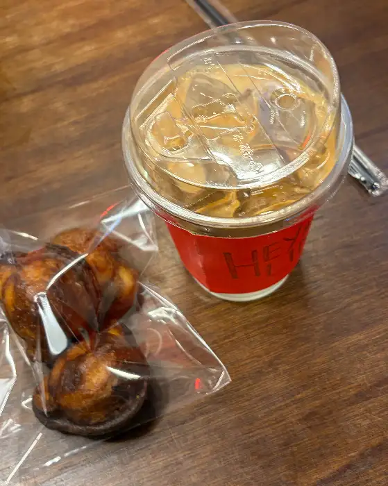 테이크아웃 잔과 함께 놓인 버터떡