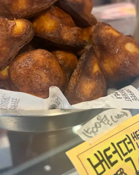 윤기 나는 버터떡의 클로즈업 사진