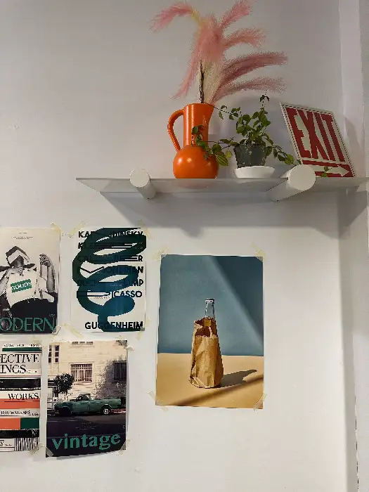 벽에 걸린 여러 장의 액자 및 포스터