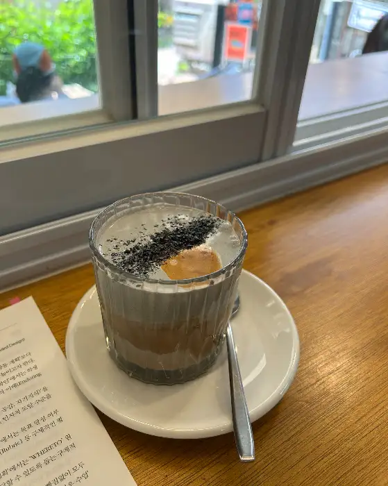 스카치크림라떼와 곁들여진 디저트