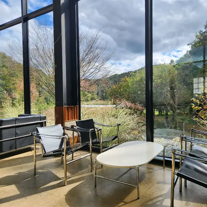 카페 내부 좌석과 창밖 풍경