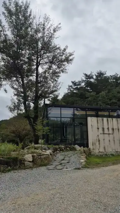 카페 외관과 주변 풍경