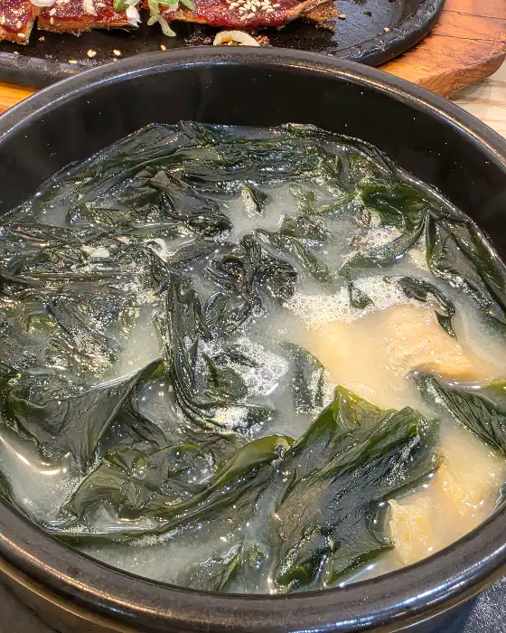 김이 모락모락 나는 미역국