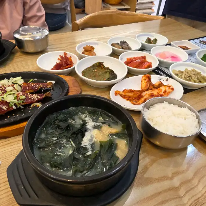 황태구이정식과 미역국, 밥 한 공기