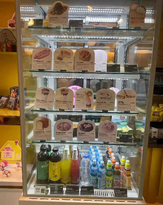 진열된 음료와 디저트