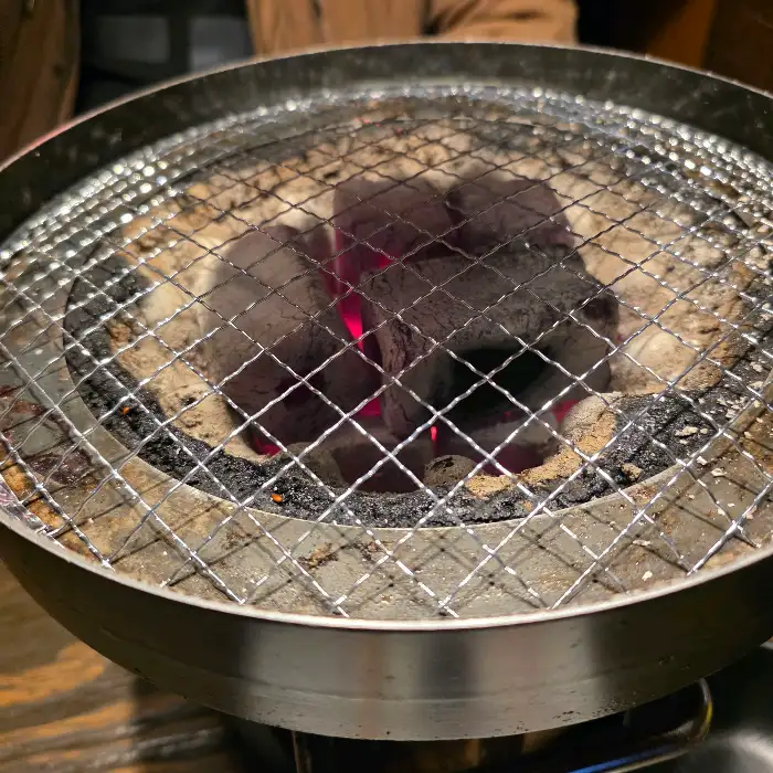 숯불 위에서 익어가는 소고기