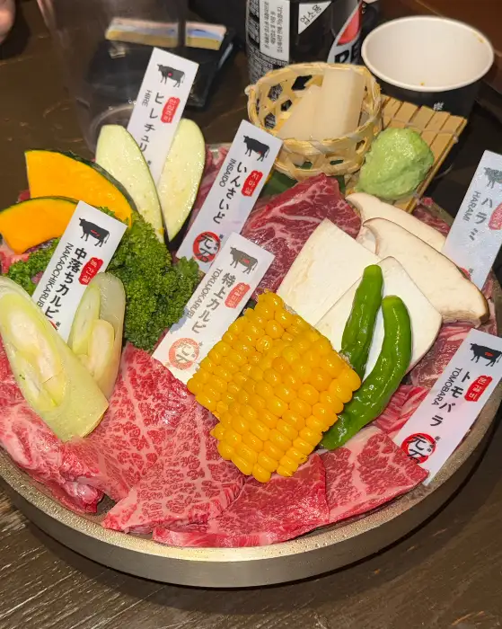 다양한 야채와 함께 플레이팅된 소고기