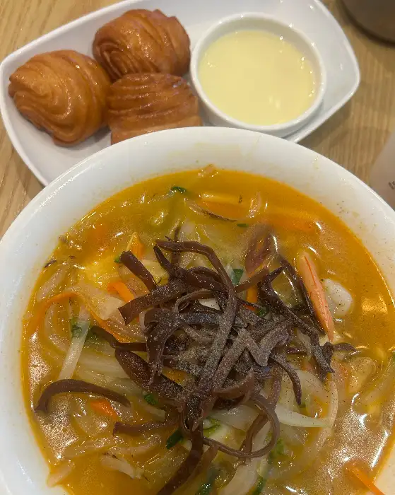 매콤한 국물에 각종 채소와 해물이 가득 들어간 짬뽕입니다.