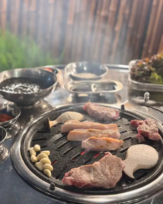 불판 위에서 노릇하게 익어가는 다양한 부위의 고기