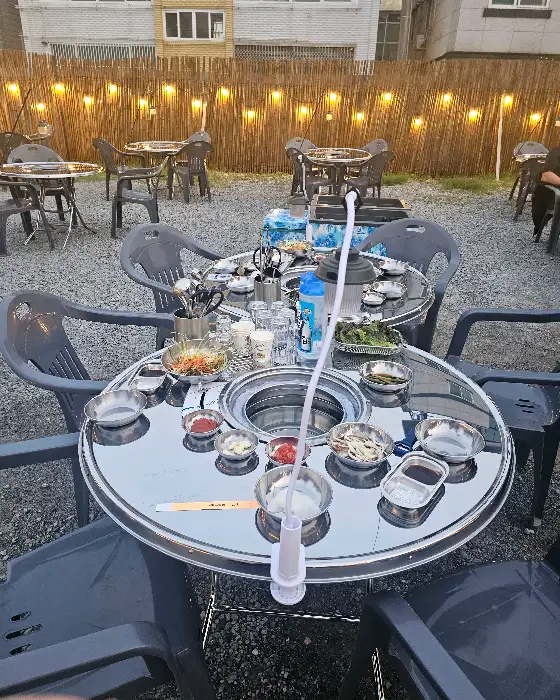 테이블에 세팅된 다양한 반찬과 쌈 채소