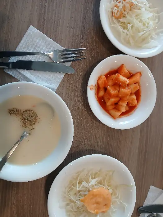 스프, 깍두기, 샐러드가 담긴 작은 접시들