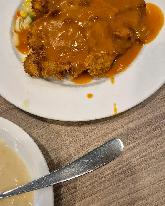 돈까스에 소스가 듬뿍 얹어진 클로즈업 사진