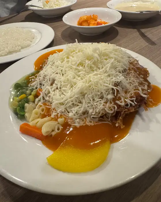 눈꽃치즈가 듬뿍 올라간 돈까스