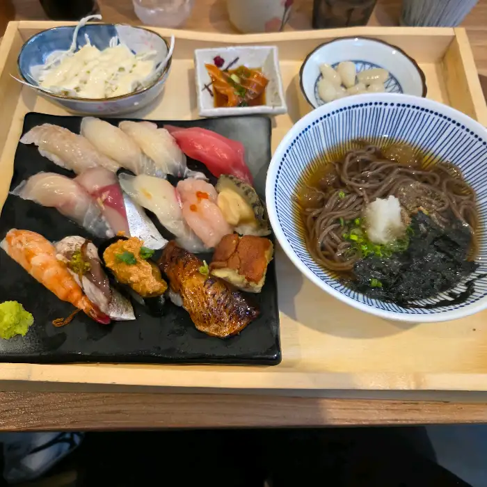 신선하고 다채로운 초밥 한 상과 따뜻한 우동