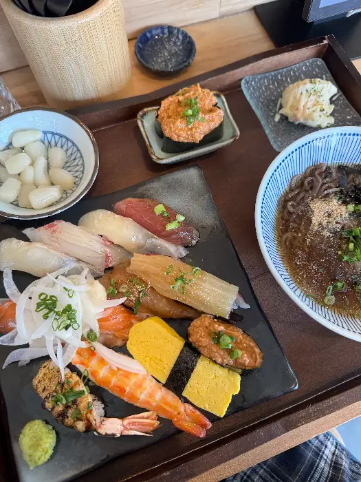 정갈하게 담겨 나온 초밥과 곁들임 음식들