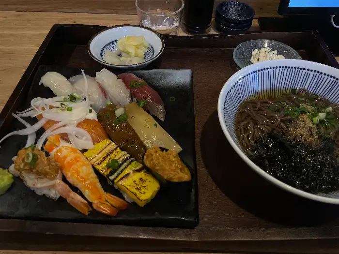 다양한 종류의 초밥과 곁들임 반찬들