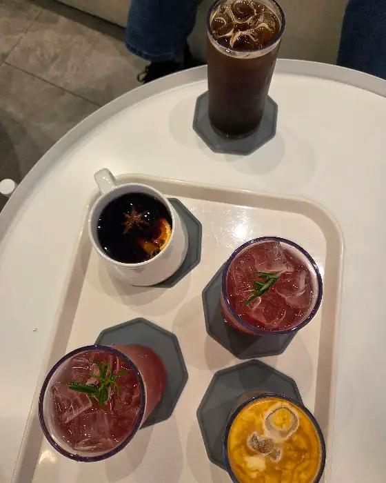 테이블 위에 다양한 음료가 담긴 잔과 컵이 놓여 있습니다.