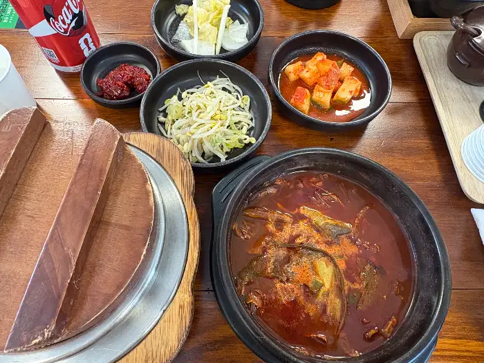 다양한 반찬과 함께 나온 제육볶음