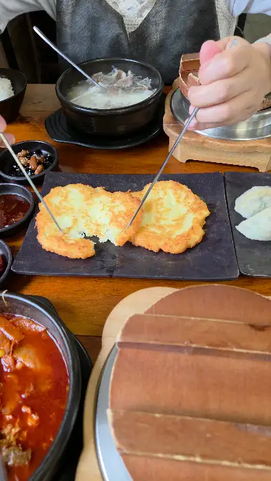 정성스러운 솥밥과 음식들