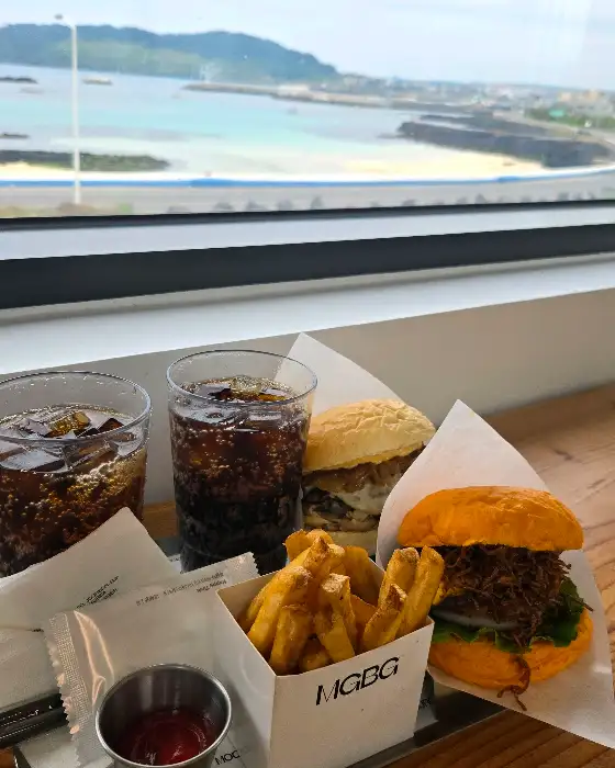창가 자리에 놓인 버거와 콜라