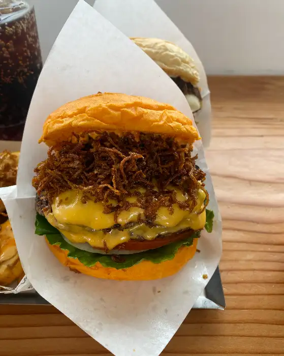 여러 가지 버거와 사이드 메뉴가 담긴 트레이