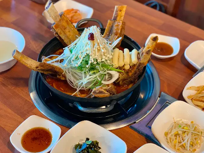 치즈가 듬뿍 올라간 감자튀김