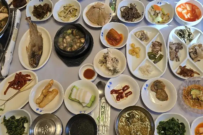 다양한 나물 반찬과 생선구이