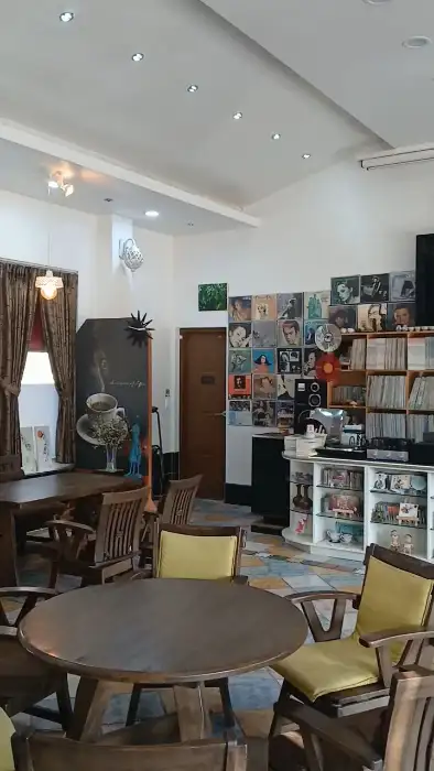 카페 내부 전경 (LP판 벽면)