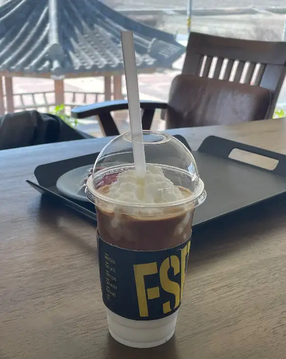 커피 음료 (휘핑 올라간)