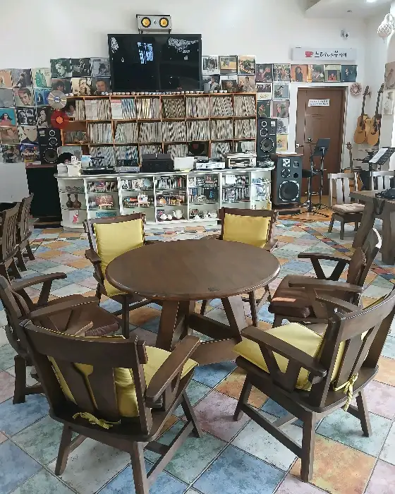 카페 내부 테이블과 의자, LP판 벽