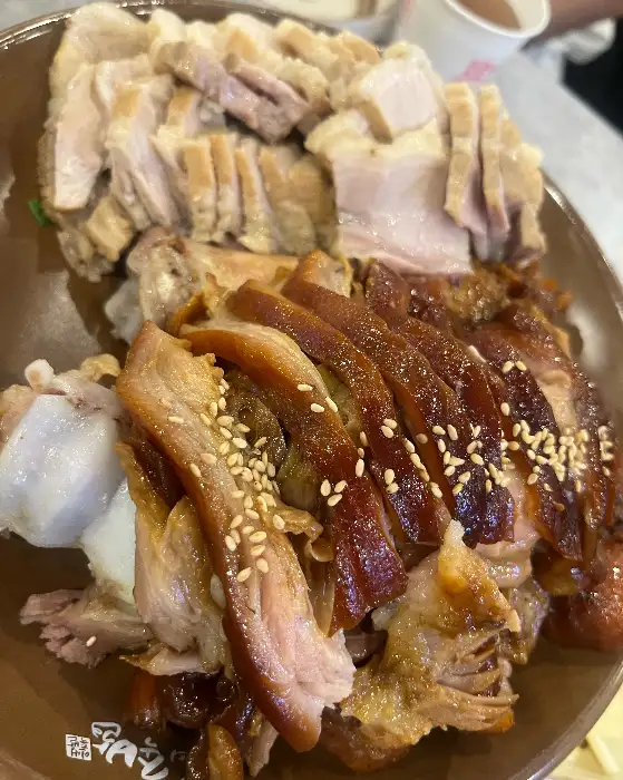 다양한 부위의 족발과 수육 클로즈업