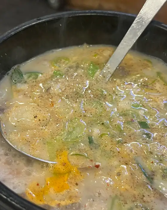 따뜻한 국물이 일품인 서비스 술국