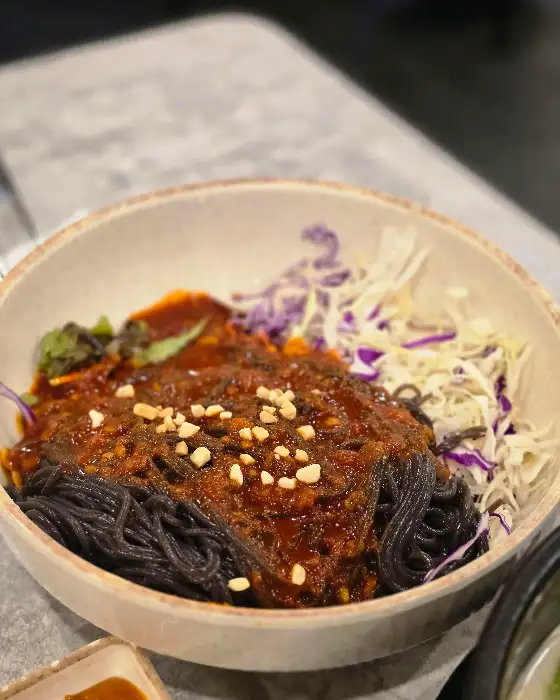 푸짐하게 담긴 막국수